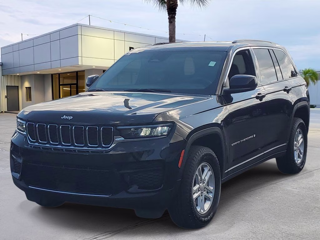 2025 Diamond Black Crystal Pearlcoat Jeep Grand Cherokee Laredo RWD SUV