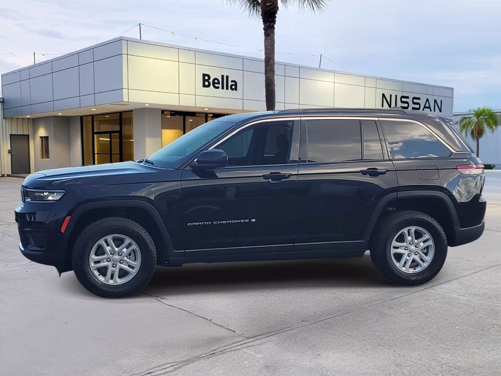 2025 Diamond Black Crystal Pearlcoat Jeep Grand Cherokee Laredo RWD SUV