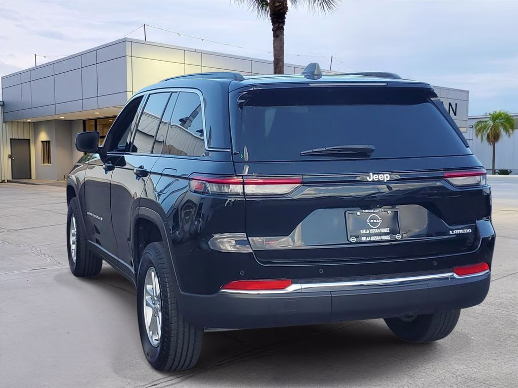 2025 Diamond Black Crystal Pearlcoat Jeep Grand Cherokee Laredo RWD SUV