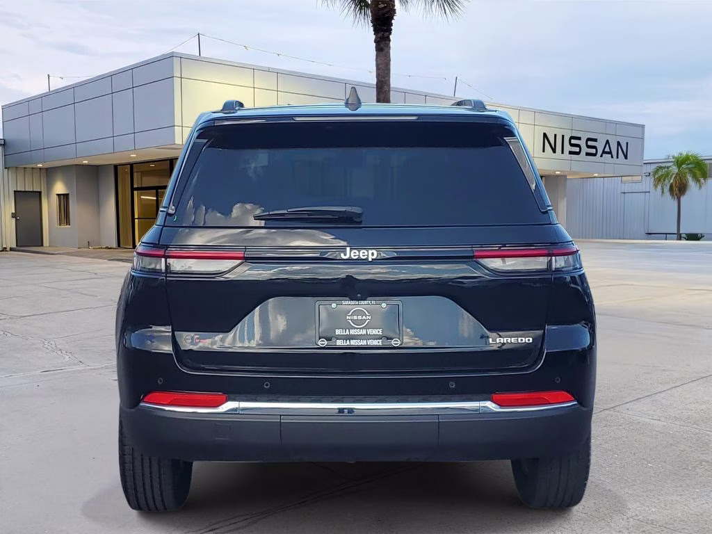 2025 Diamond Black Crystal Pearlcoat Jeep Grand Cherokee Laredo RWD SUV