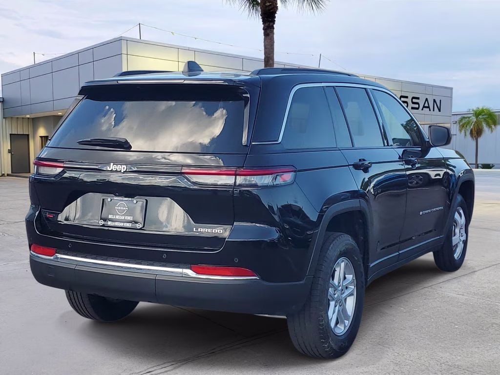 2025 Diamond Black Crystal Pearlcoat Jeep Grand Cherokee Laredo RWD SUV