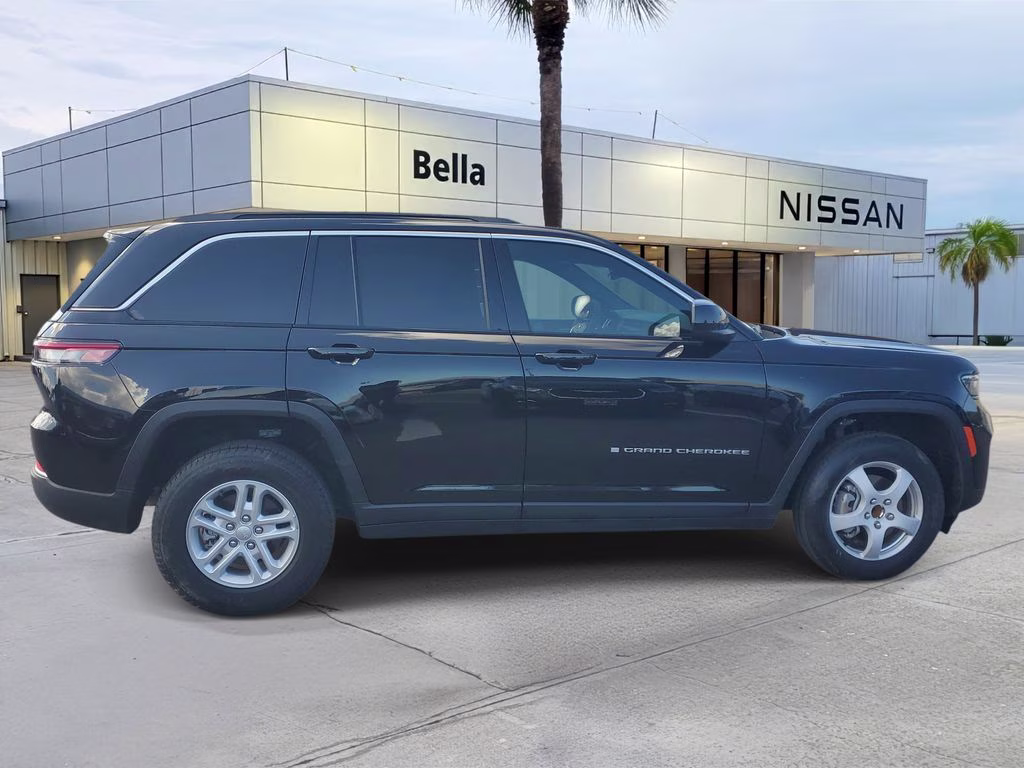 2025 Diamond Black Crystal Pearlcoat Jeep Grand Cherokee Laredo RWD SUV