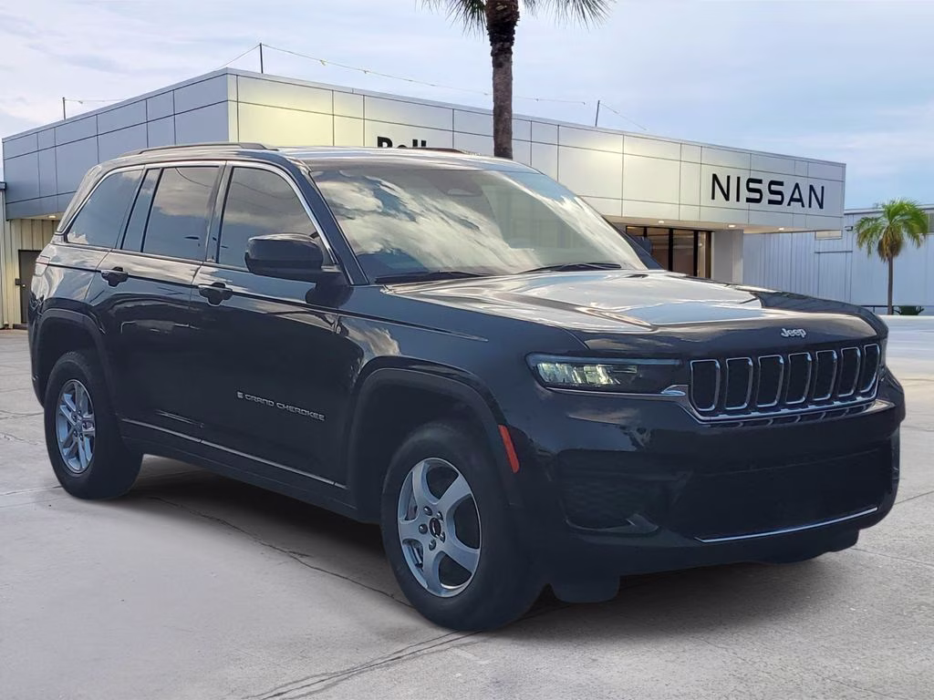 2025 Diamond Black Crystal Pearlcoat Jeep Grand Cherokee Laredo RWD SUV