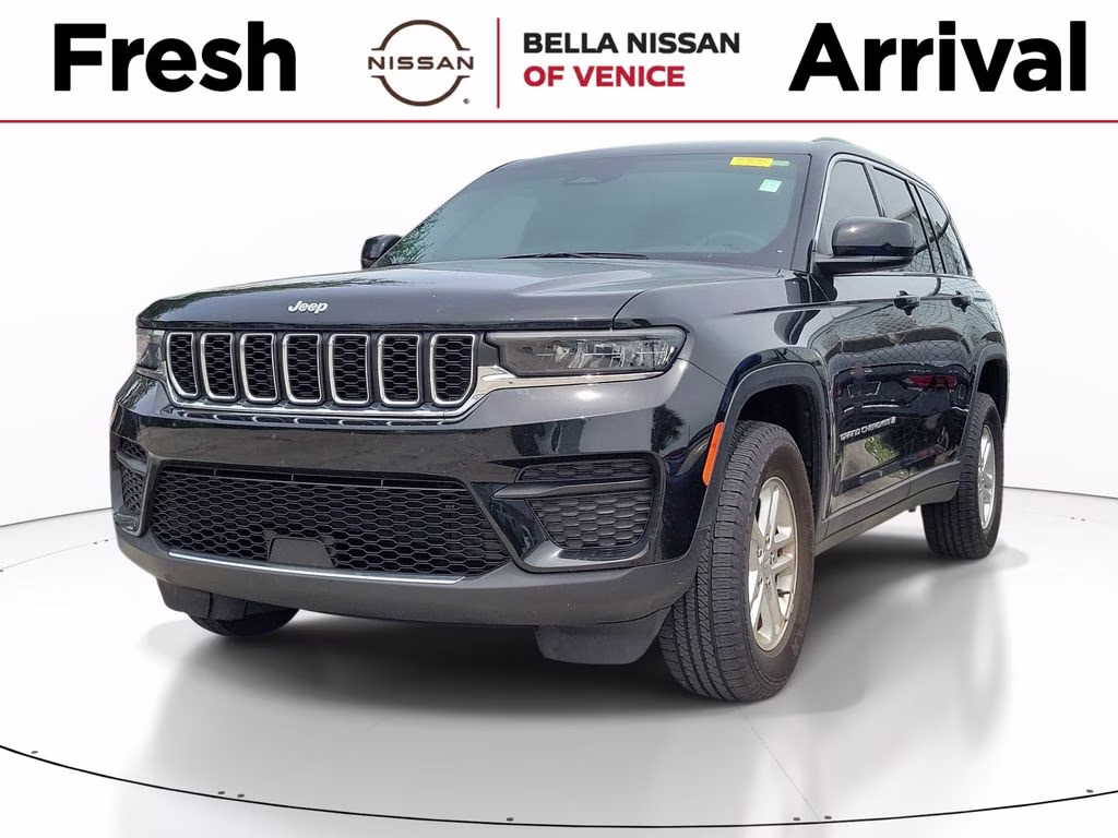 2025 Diamond Black Crystal Pearlcoat Jeep Grand Cherokee Laredo RWD SUV