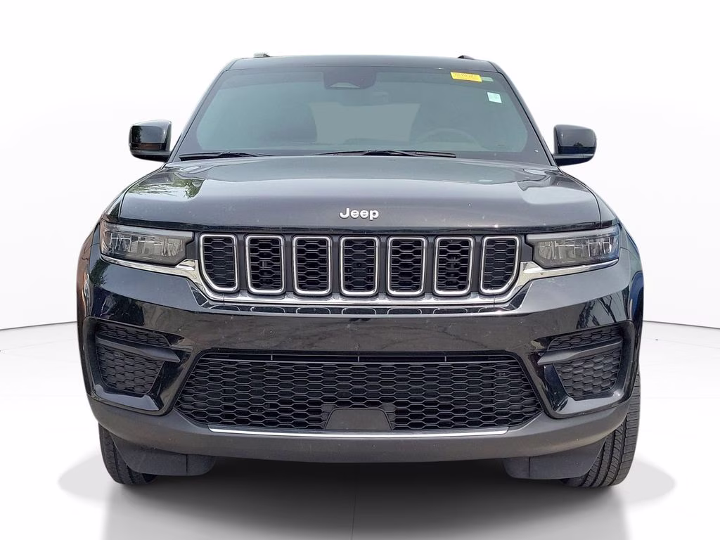2025 Diamond Black Crystal Pearlcoat Jeep Grand Cherokee Laredo RWD SUV