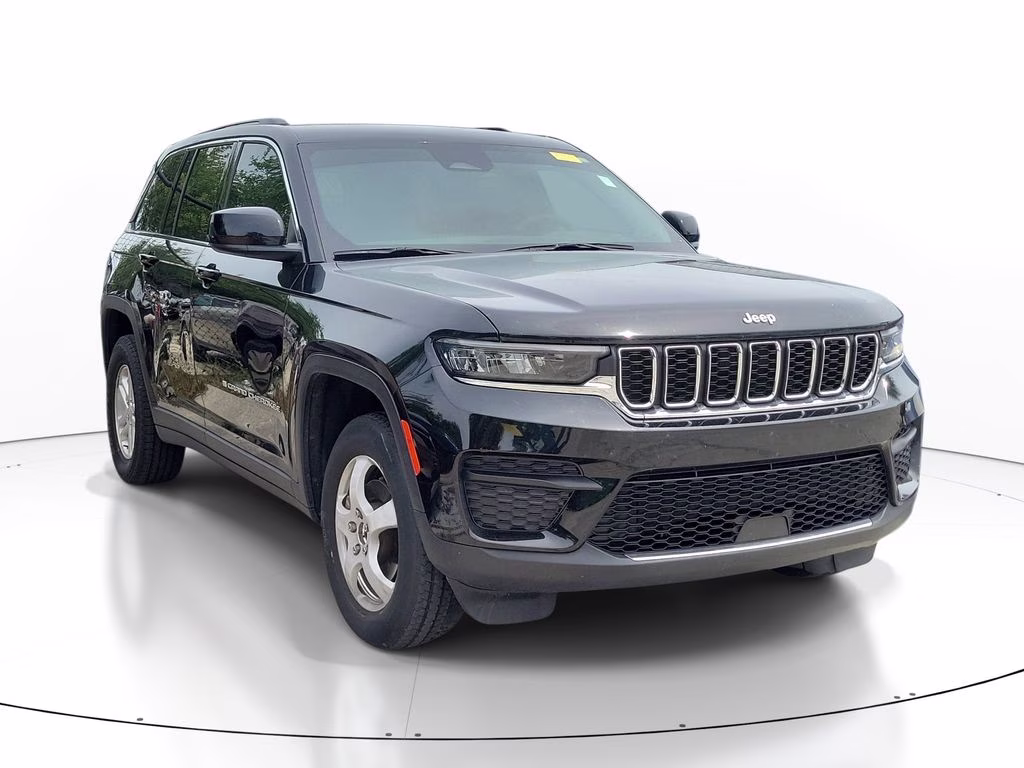 2025 Diamond Black Crystal Pearlcoat Jeep Grand Cherokee Laredo RWD SUV