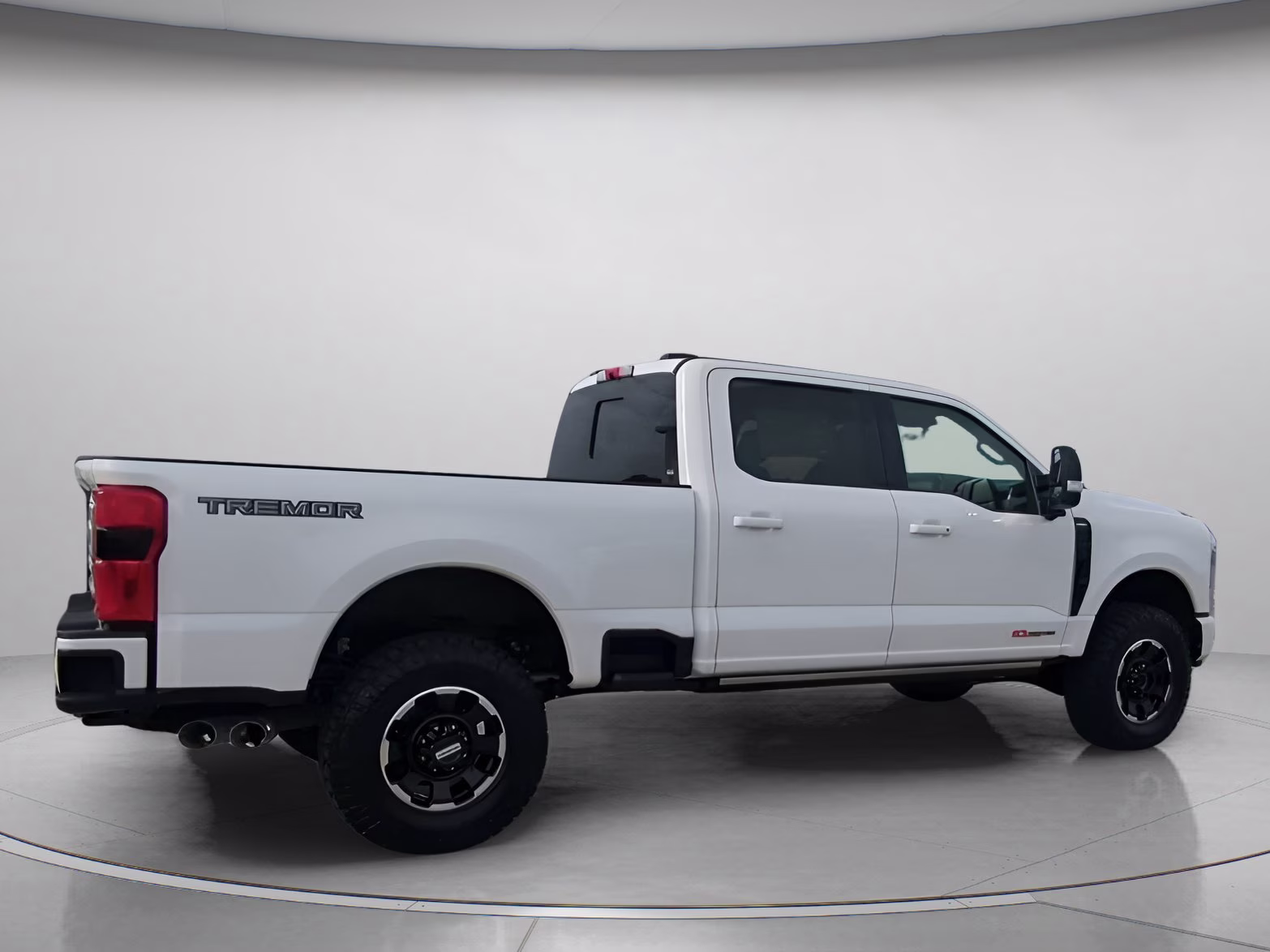 2026 Star White Metallic Tri-Coat Ford Super Duty F-250 SRW LARIAT Crew Cab Pickup 4X4 Truck
