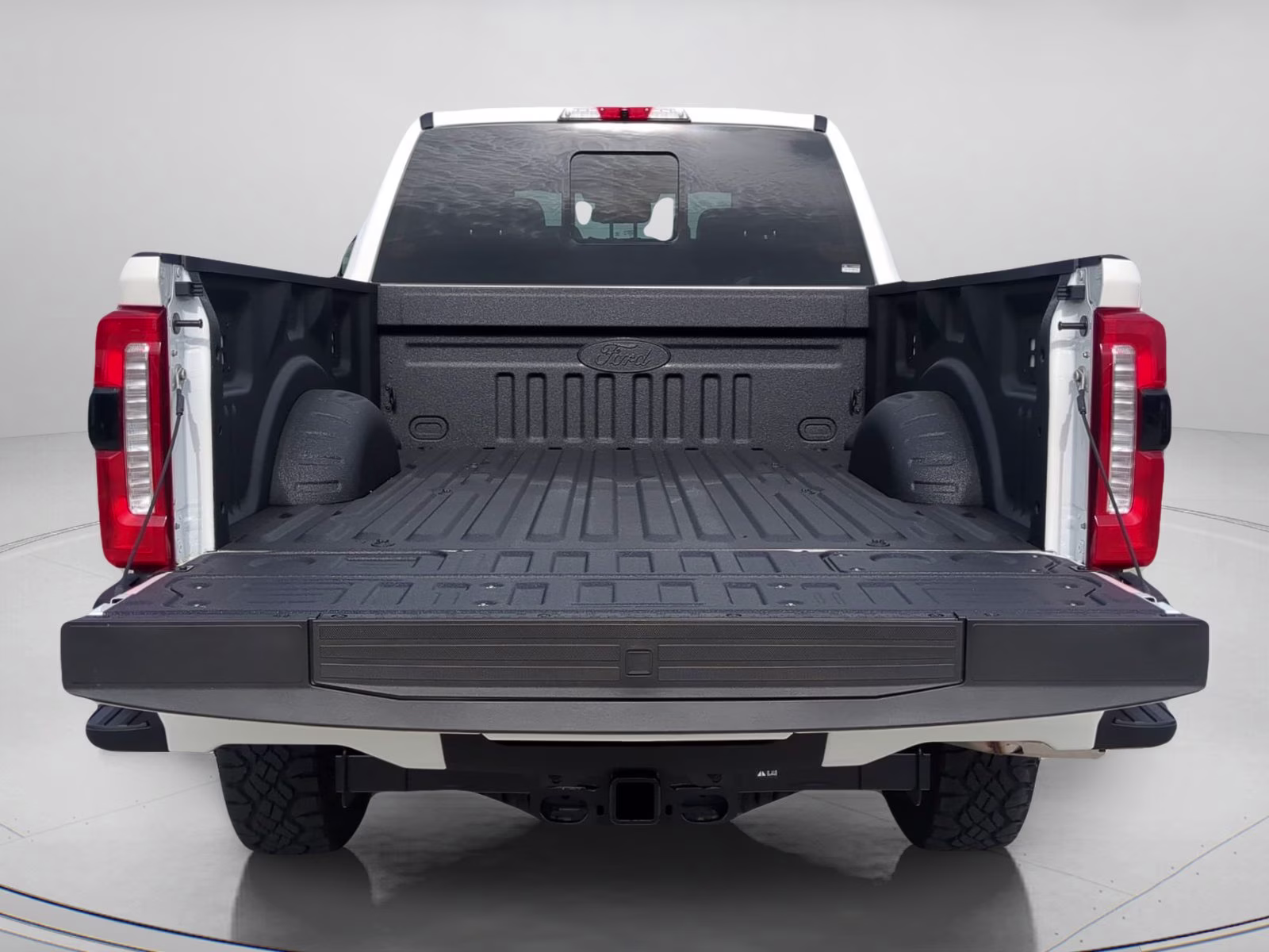 2026 Star White Metallic Tri-Coat Ford Super Duty F-250 SRW LARIAT Crew Cab Pickup 4X4 Truck