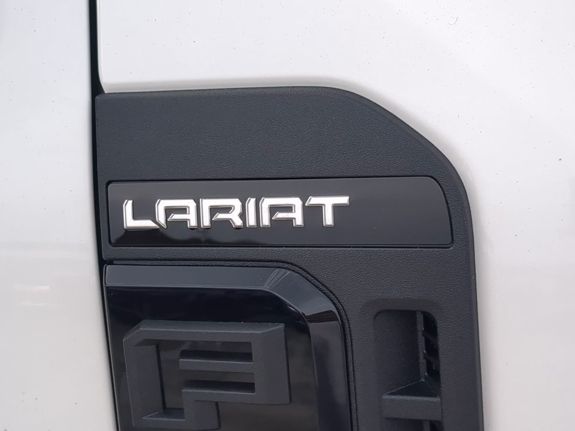 2026 Star White Metallic Tri-Coat Ford Super Duty F-250 SRW LARIAT Crew Cab Pickup 4X4 Truck