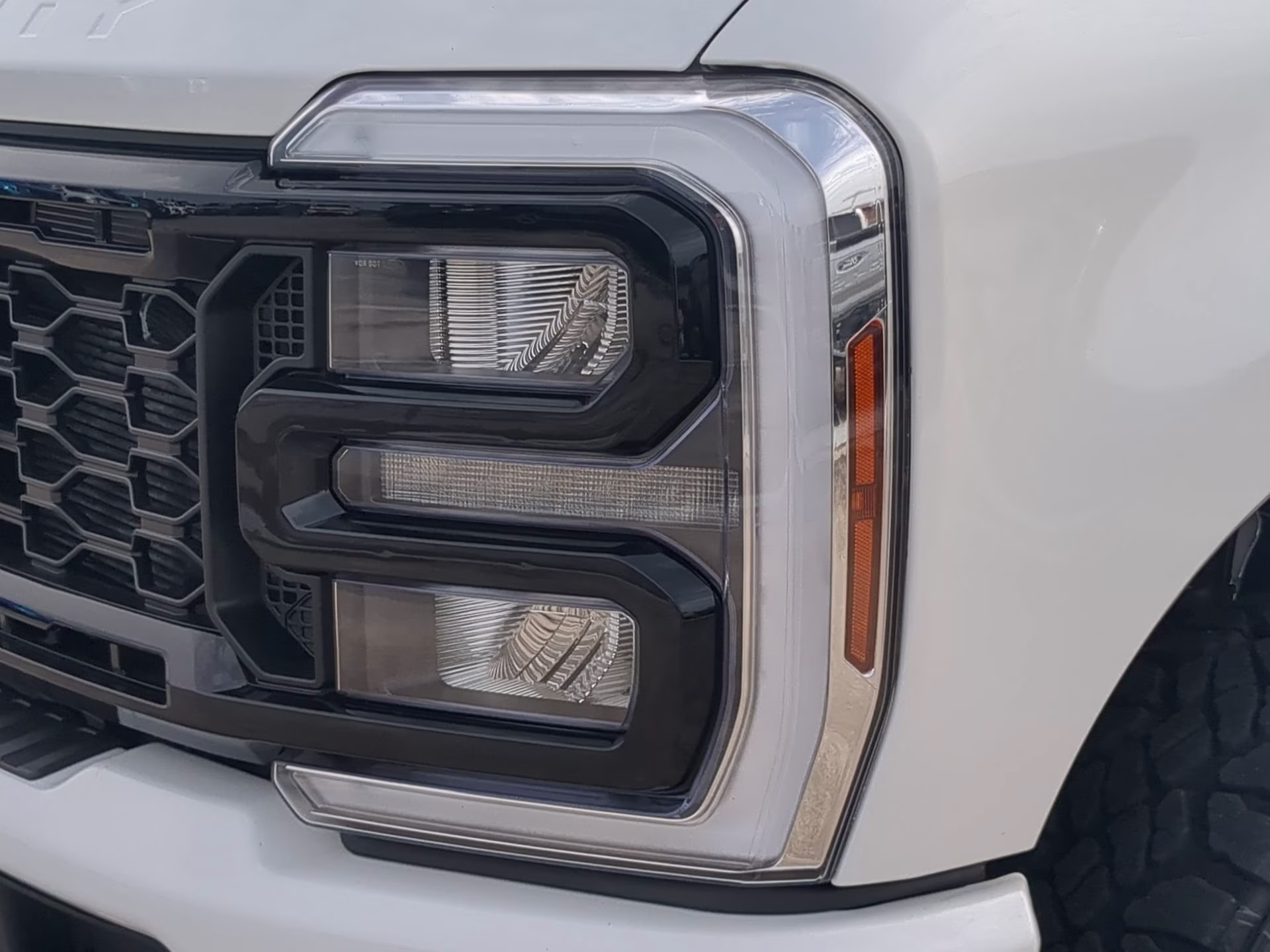 2026 Oxford White Ford Super Duty F-250 SRW LARIAT Crew Cab Pickup 4X4 Truck