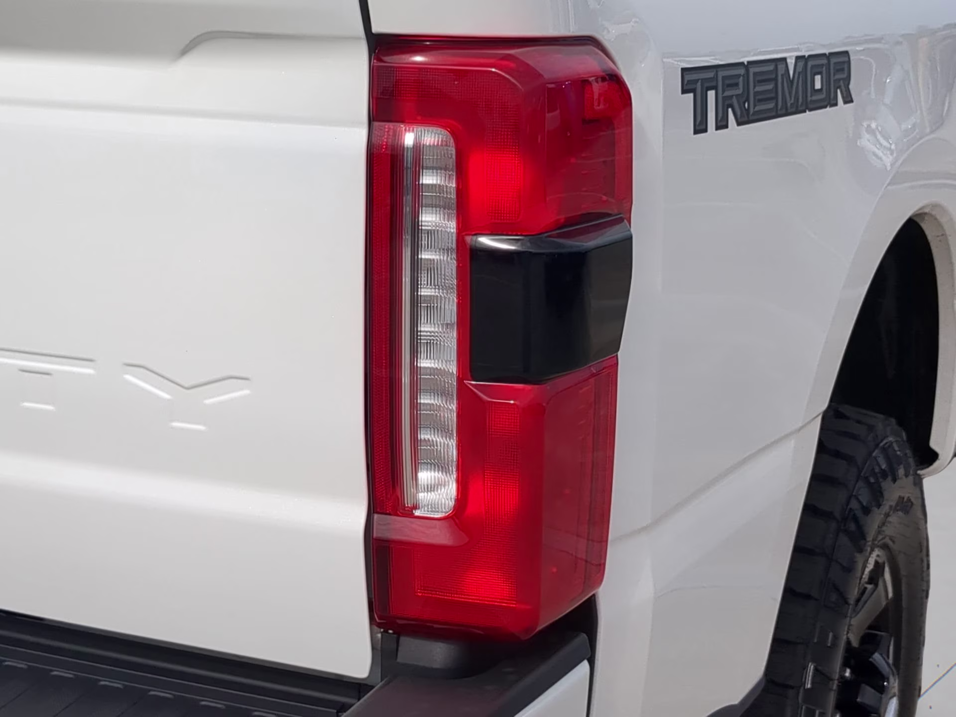 2026 Oxford White Ford Super Duty F-250 SRW LARIAT Crew Cab Pickup 4X4 Truck