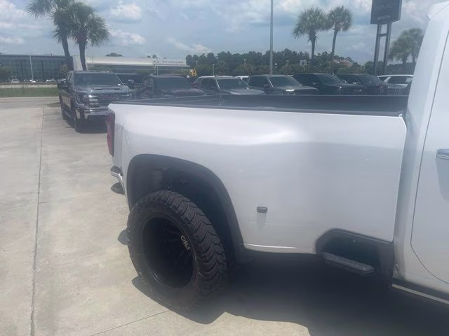 2022 Iridescent Pearl Tricoat Chevrolet Silverado 3500HD High Country 4X4 Truck