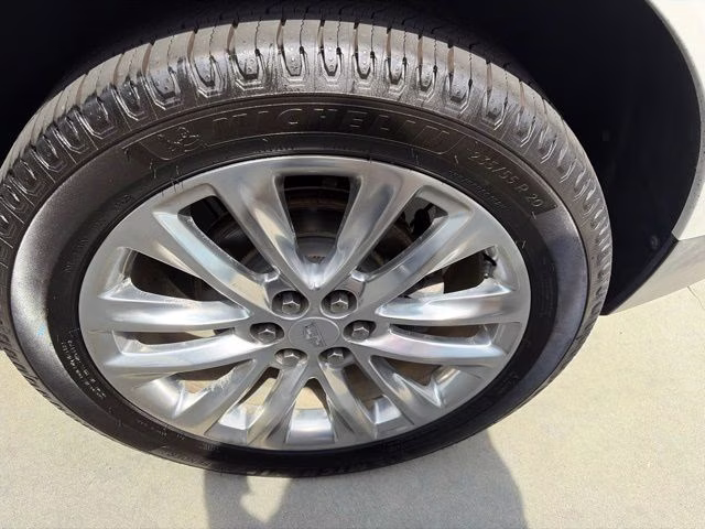 2017 Crystal White Tricoat Cadillac XT5 Platinum AWD SUV