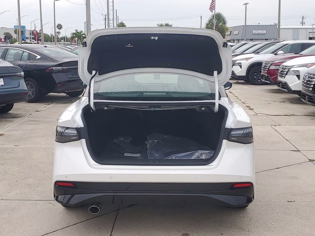 2026 Aspen White/Super Black Nissan Sentra SR FWD Sedan