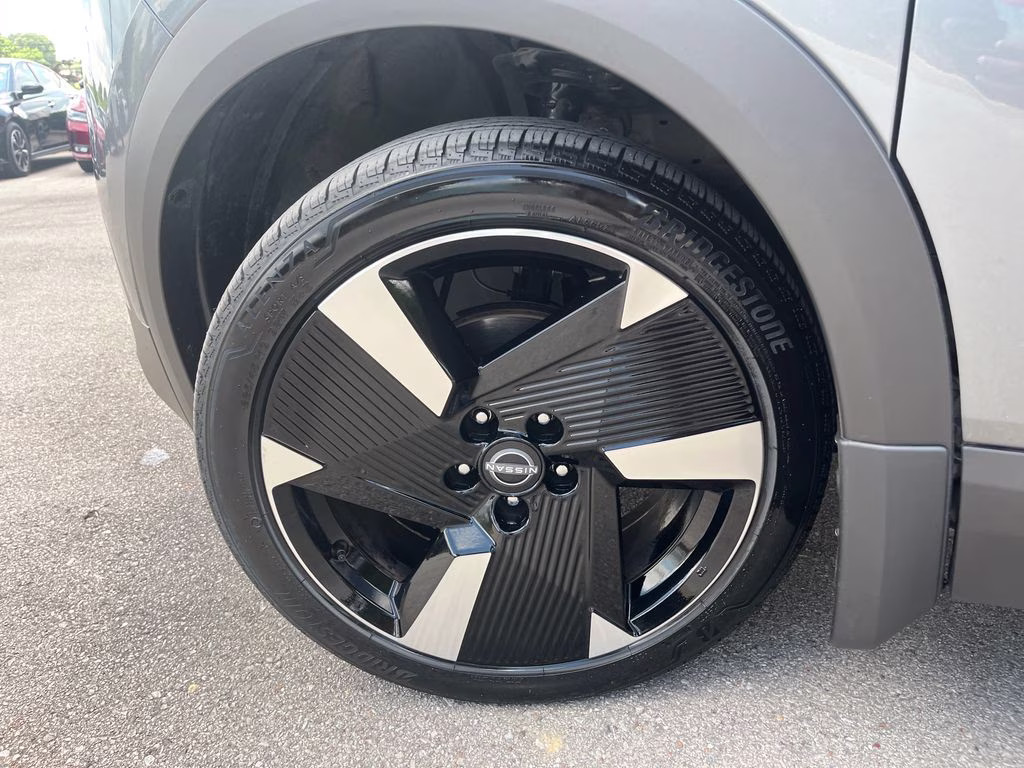 2025 Gun Metallic/Super Black Nissan Kicks SR AWD SUV