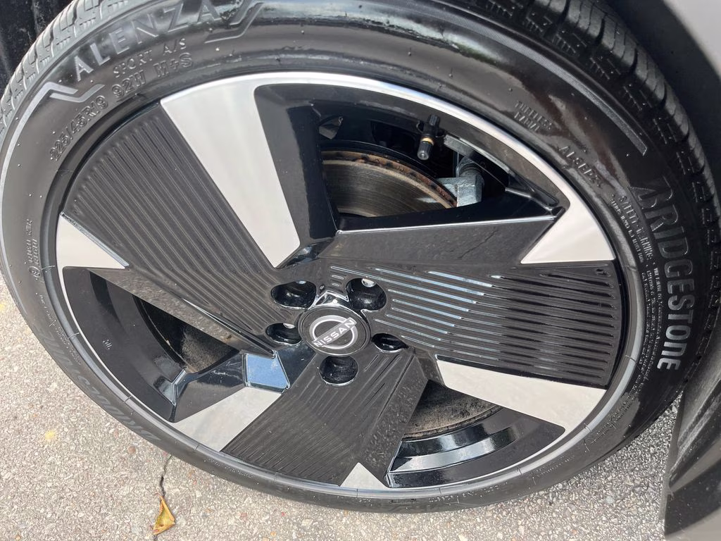 2025 Gun Metallic/Super Black Nissan Kicks SR AWD SUV