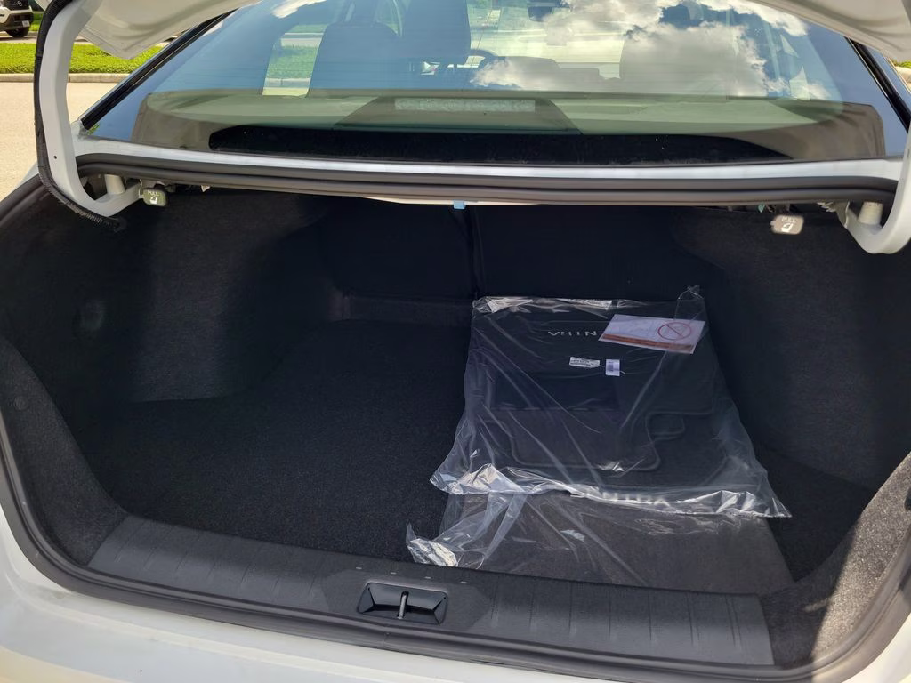2026 Aspen White/Super Black Nissan Sentra SR FWD Sedan