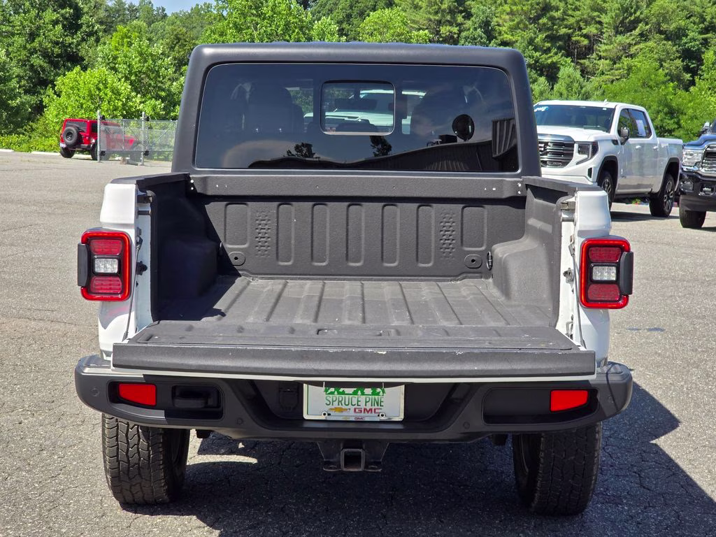2020 Bright White Clearcoat Jeep Gladiator Overland 4X4 Truck