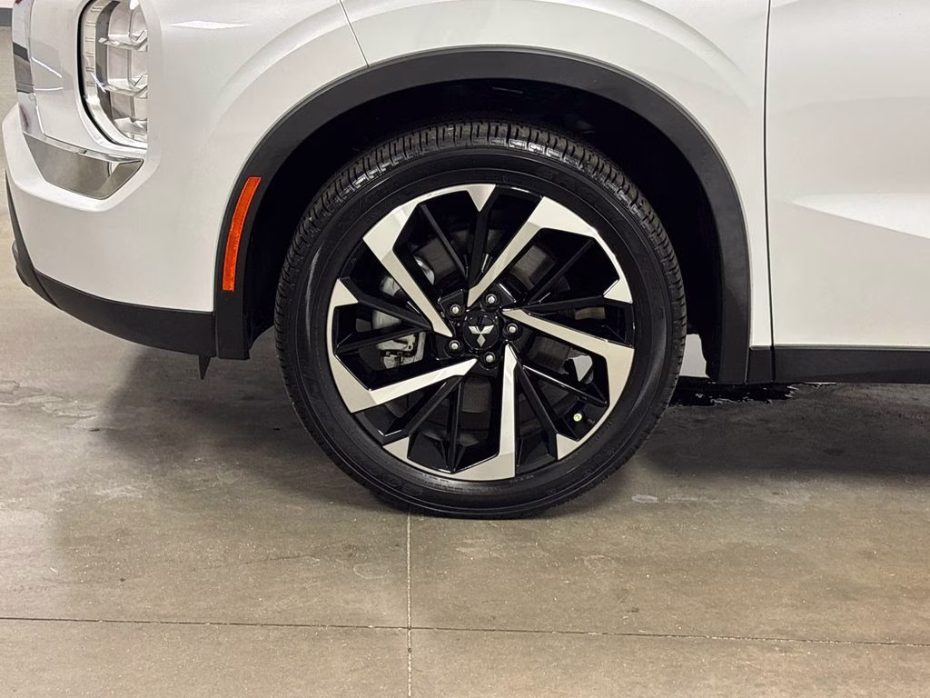 2022 White Diamond Mitsubishi Outlander ES FWD SUV