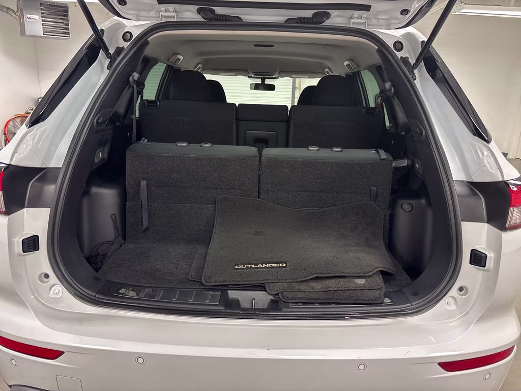 2022 White Diamond Mitsubishi Outlander ES FWD SUV