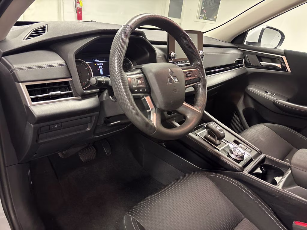2022 White Diamond Mitsubishi Outlander ES FWD SUV