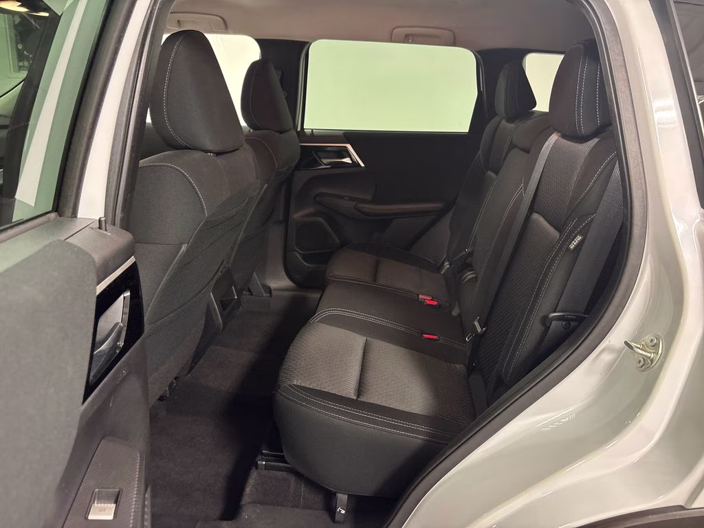 2022 White Diamond Mitsubishi Outlander ES FWD SUV