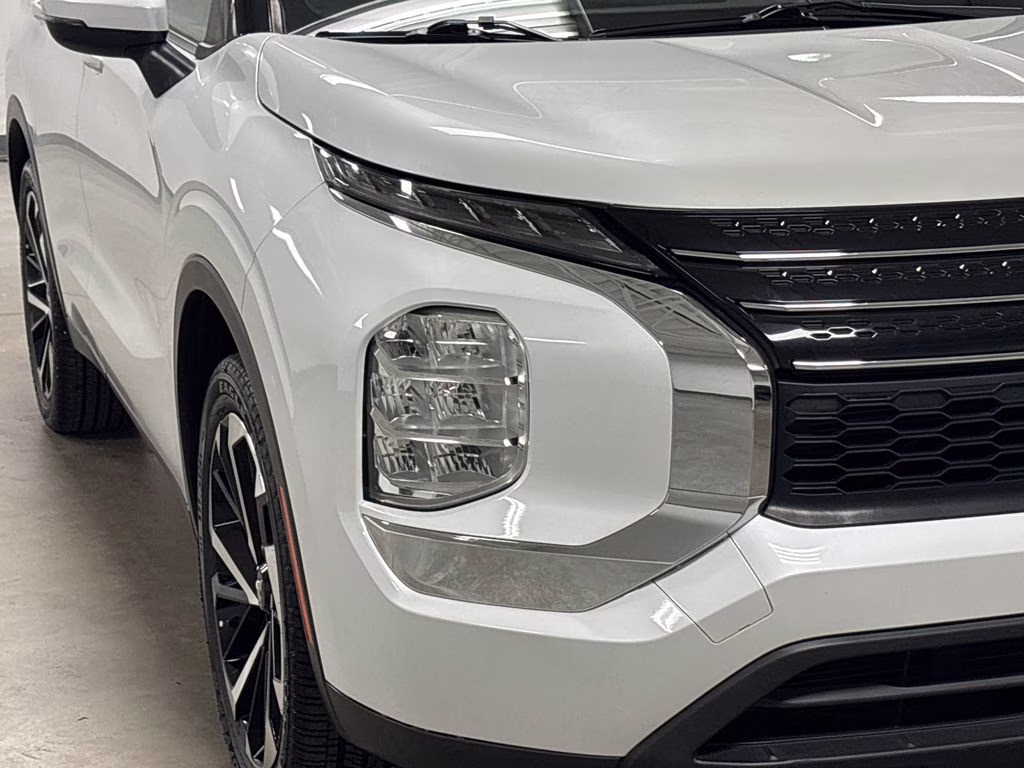 2022 White Diamond Mitsubishi Outlander ES FWD SUV
