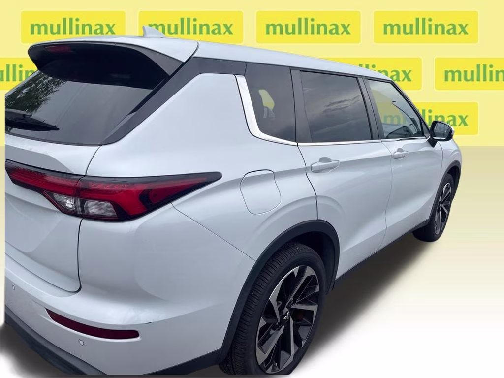 2022 White Diamond Mitsubishi Outlander ES FWD SUV