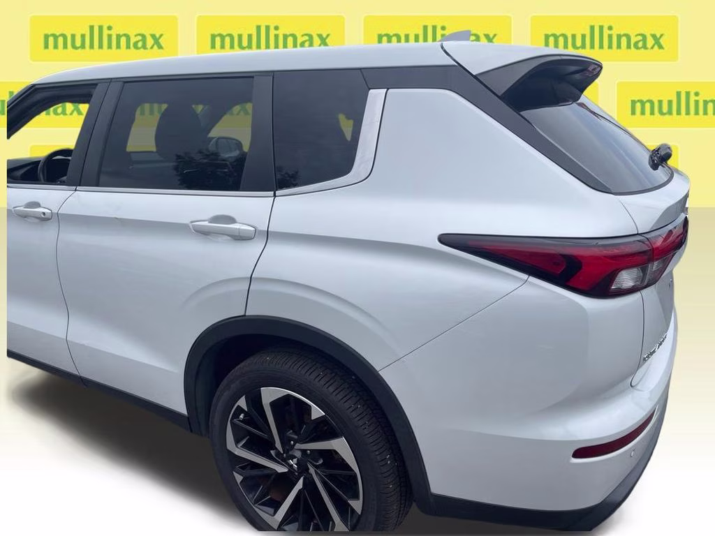 2022 White Diamond Mitsubishi Outlander ES FWD SUV