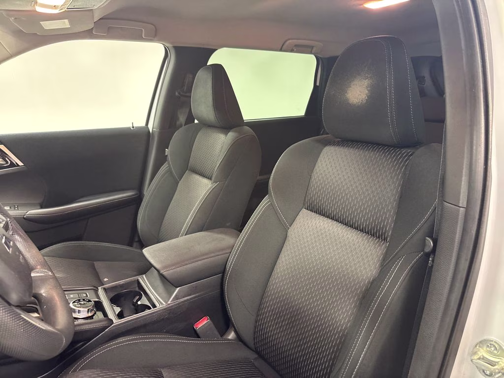 2022 White Diamond Mitsubishi Outlander ES FWD SUV
