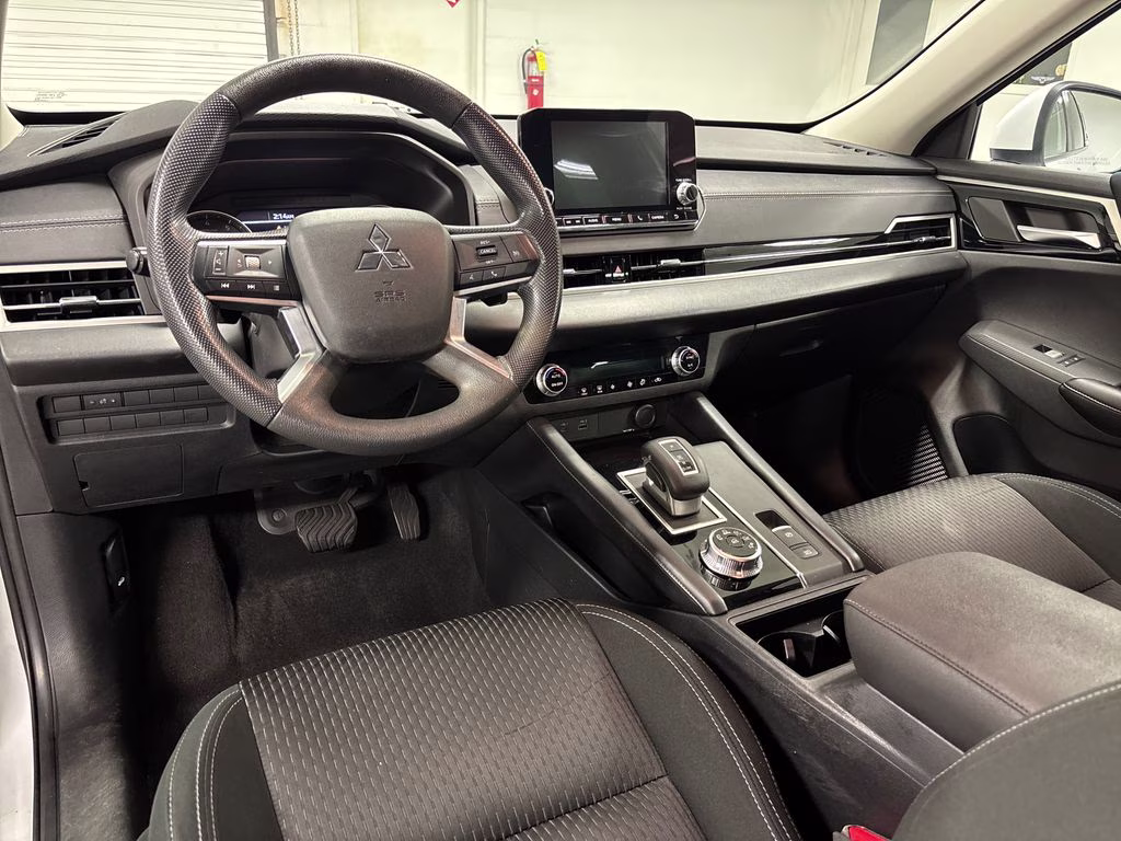 2022 White Diamond Mitsubishi Outlander ES FWD SUV