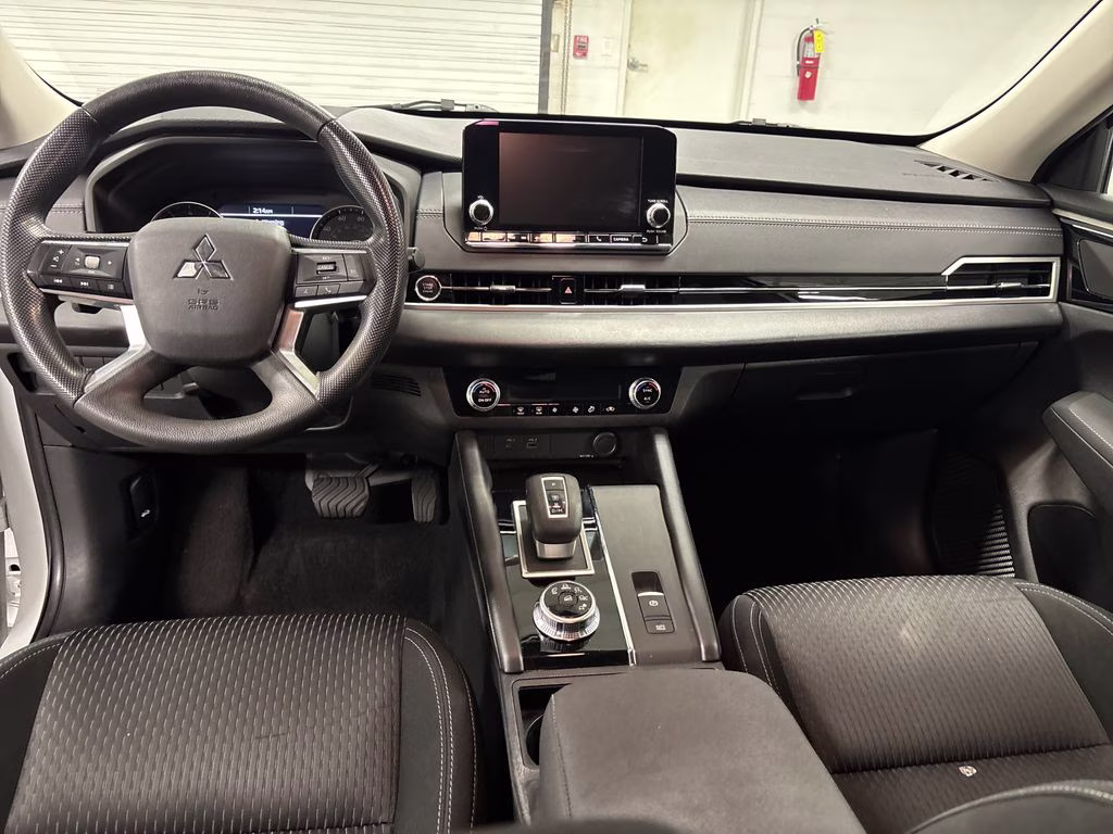 2022 White Diamond Mitsubishi Outlander ES FWD SUV