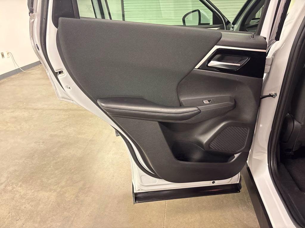 2022 White Diamond Mitsubishi Outlander ES FWD SUV