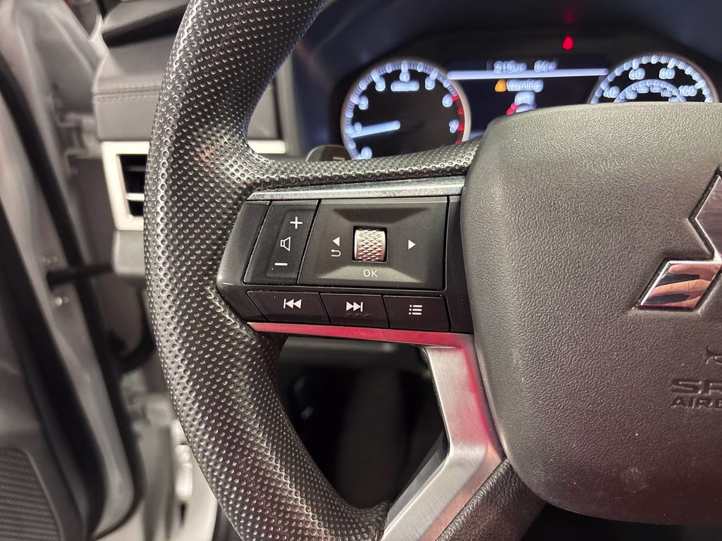 2022 White Diamond Mitsubishi Outlander ES FWD SUV