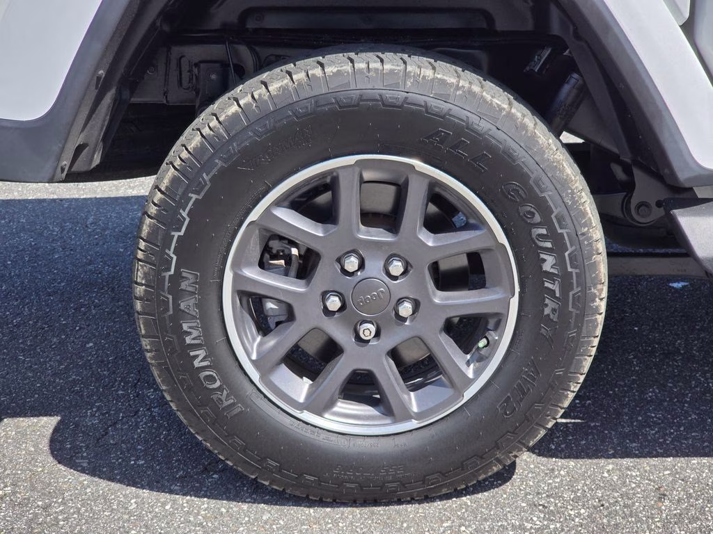 2020 Bright White Clearcoat Jeep Gladiator Overland 4X4 Truck