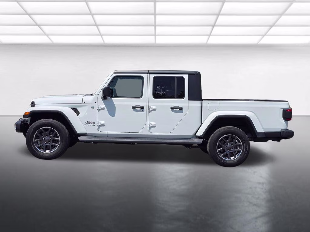 2020 Bright White Clearcoat Jeep Gladiator Overland 4X4 Truck