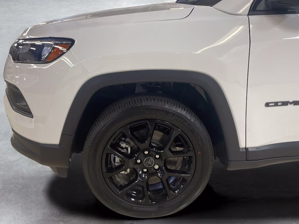 2026 Bright White Clearcoat Jeep Compass Latitude 4X4 SUV