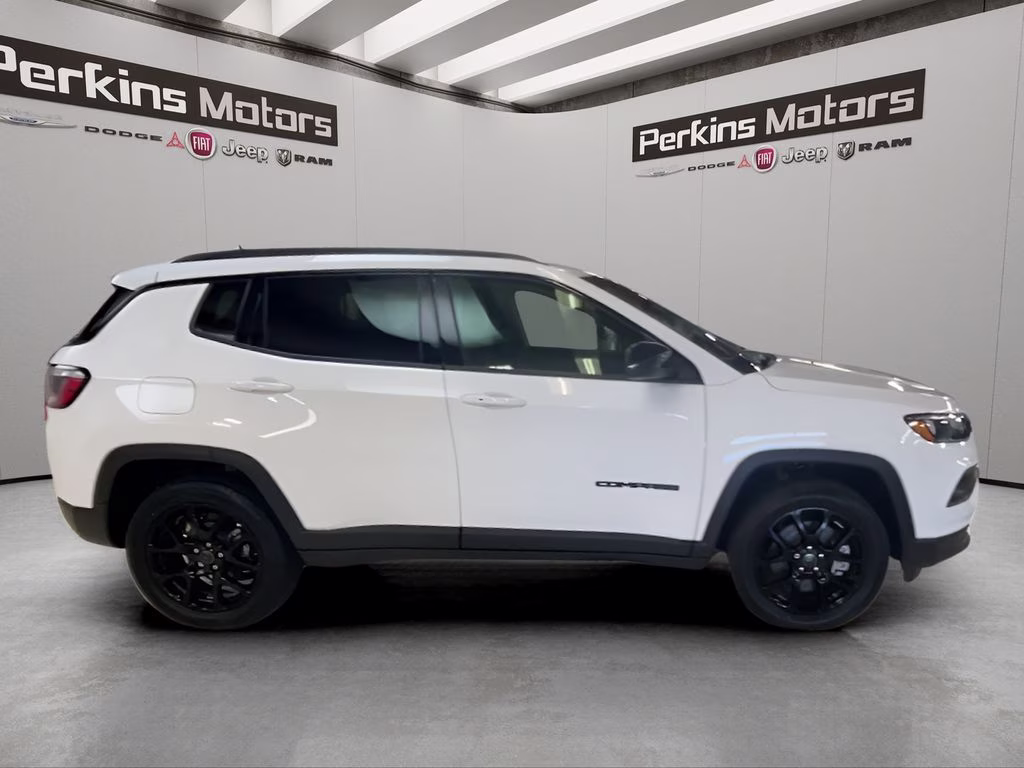 2026 Bright White Clearcoat Jeep Compass Latitude 4X4 SUV