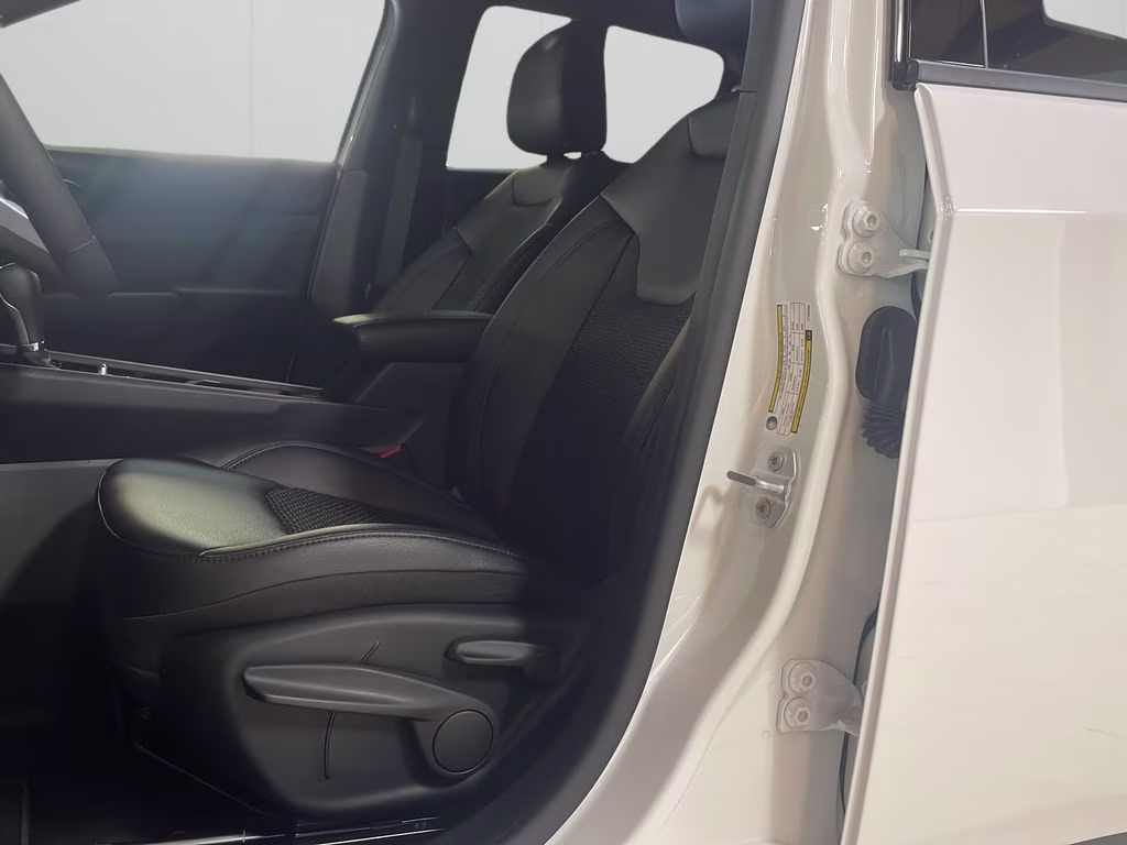 2026 Bright White Clearcoat Jeep Compass Latitude 4X4 SUV