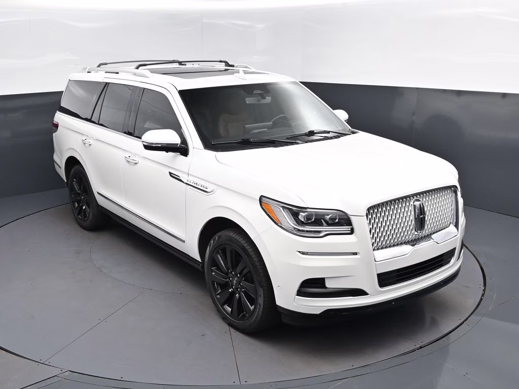 2024 White Metallic Lincoln Navigator Reserve 4X4 SUV