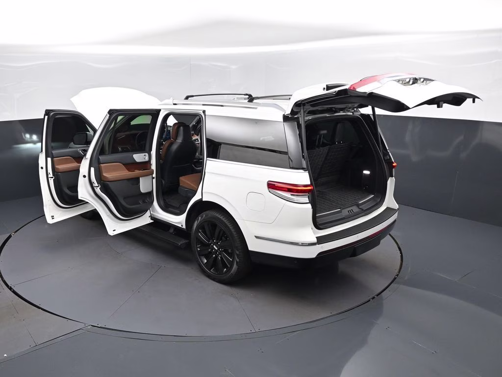 2024 White Metallic Lincoln Navigator Reserve 4X4 SUV