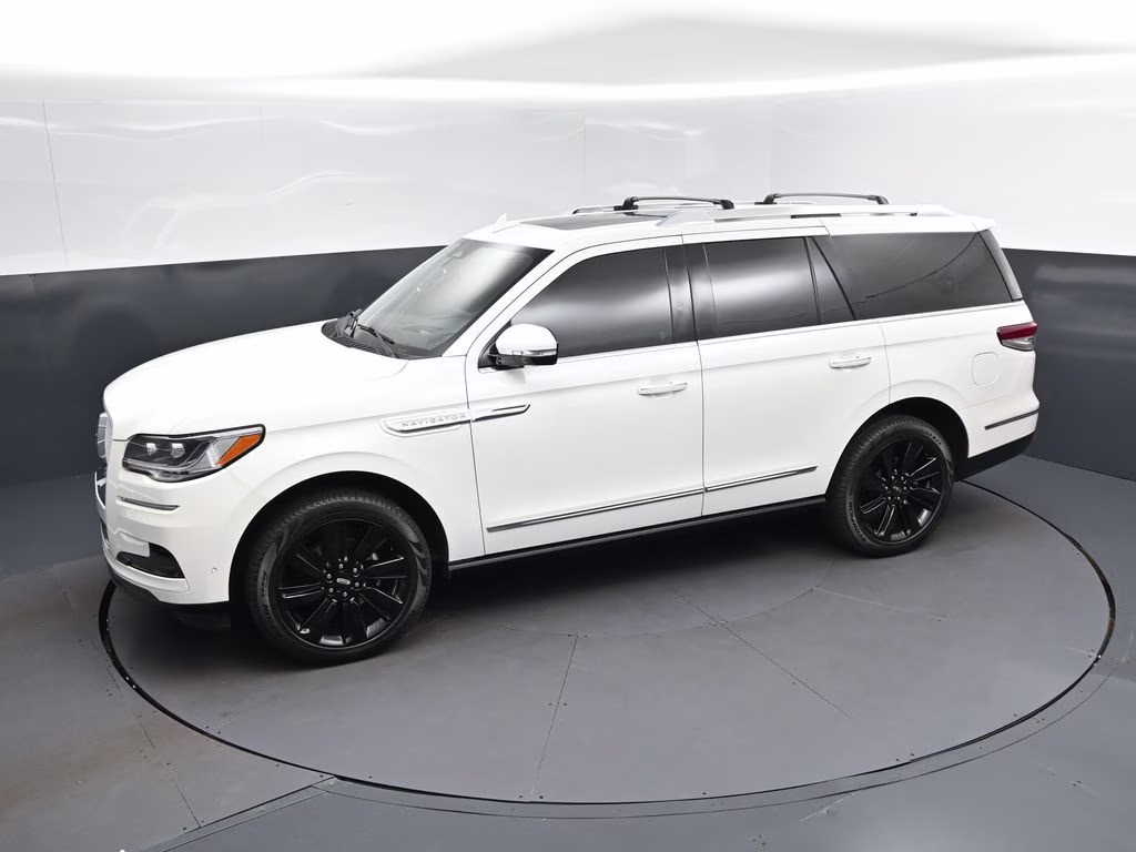 2024 White Metallic Lincoln Navigator Reserve 4X4 SUV