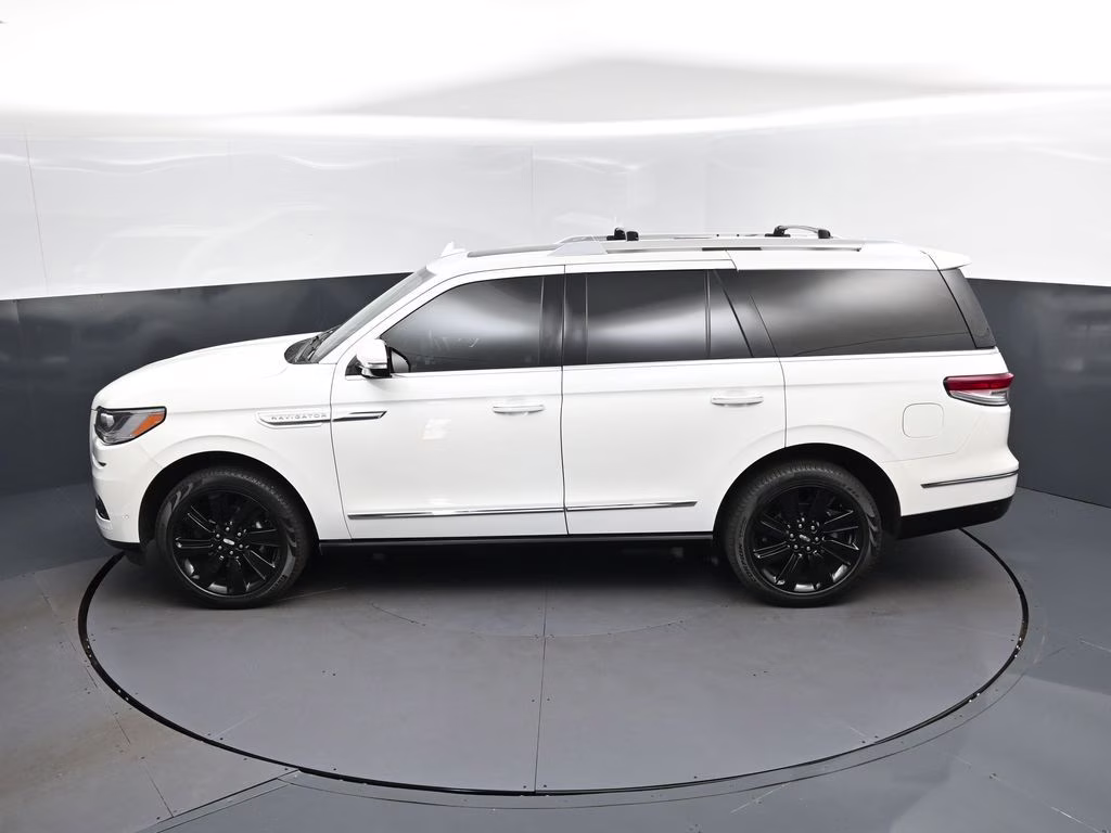 2024 White Metallic Lincoln Navigator Reserve 4X4 SUV
