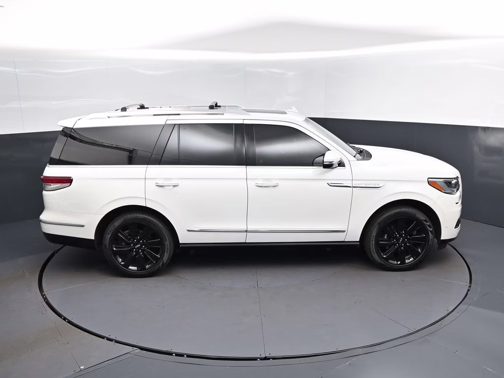 2024 White Metallic Lincoln Navigator Reserve 4X4 SUV