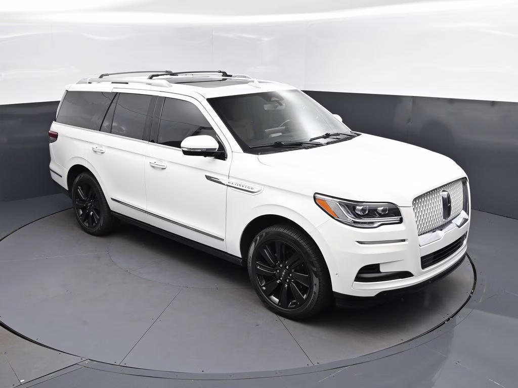 2024 White Metallic Lincoln Navigator Reserve 4X4 SUV