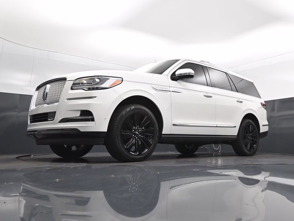 2024 White Metallic Lincoln Navigator Reserve 4X4 SUV