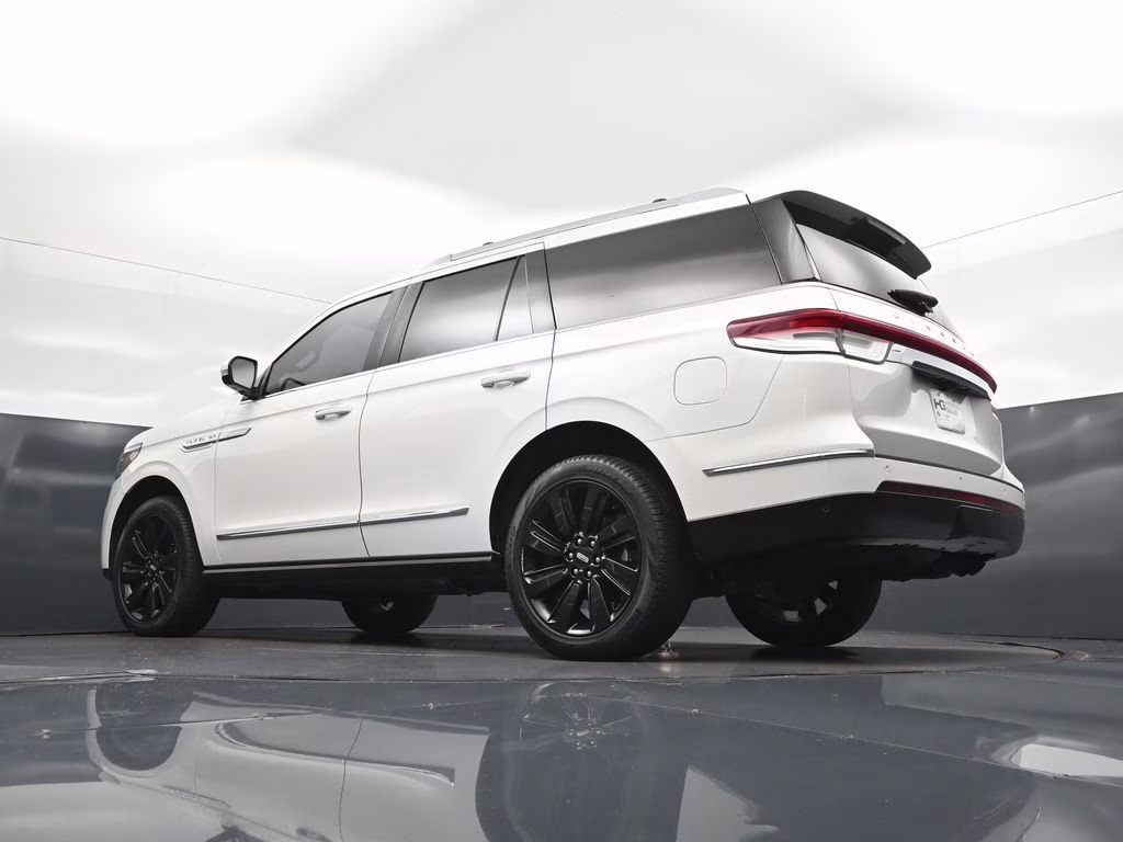 2024 White Metallic Lincoln Navigator Reserve 4X4 SUV