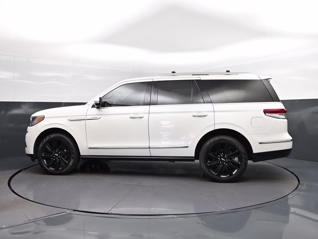 2024 White Metallic Lincoln Navigator Reserve 4X4 SUV