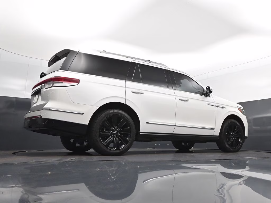 2024 White Metallic Lincoln Navigator Reserve 4X4 SUV