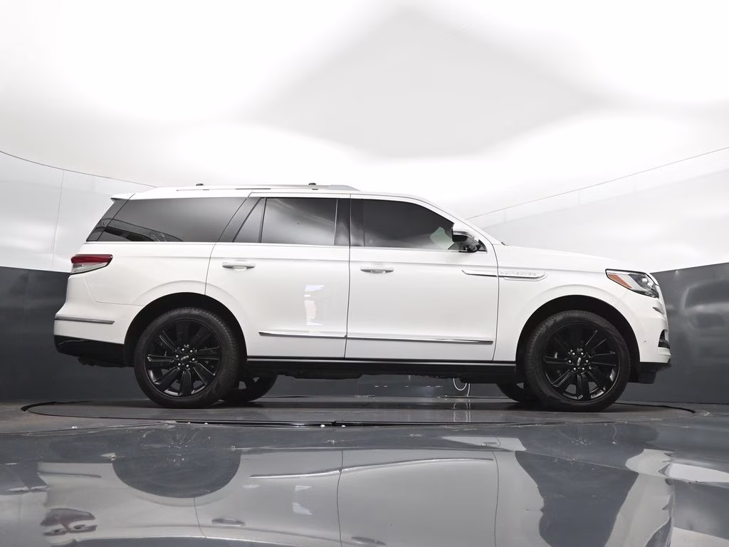 2024 White Metallic Lincoln Navigator Reserve 4X4 SUV